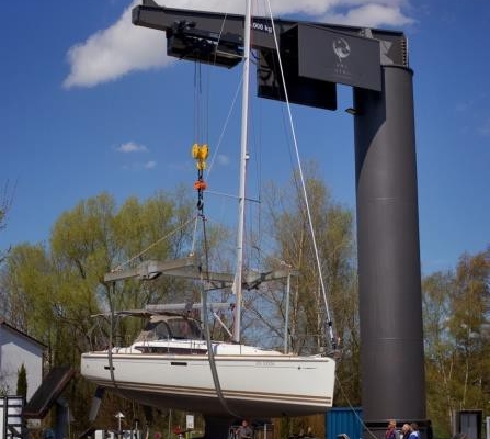 Der neue 25 Tonnen Kran in der Yachtwerft Rahtje in Kiel